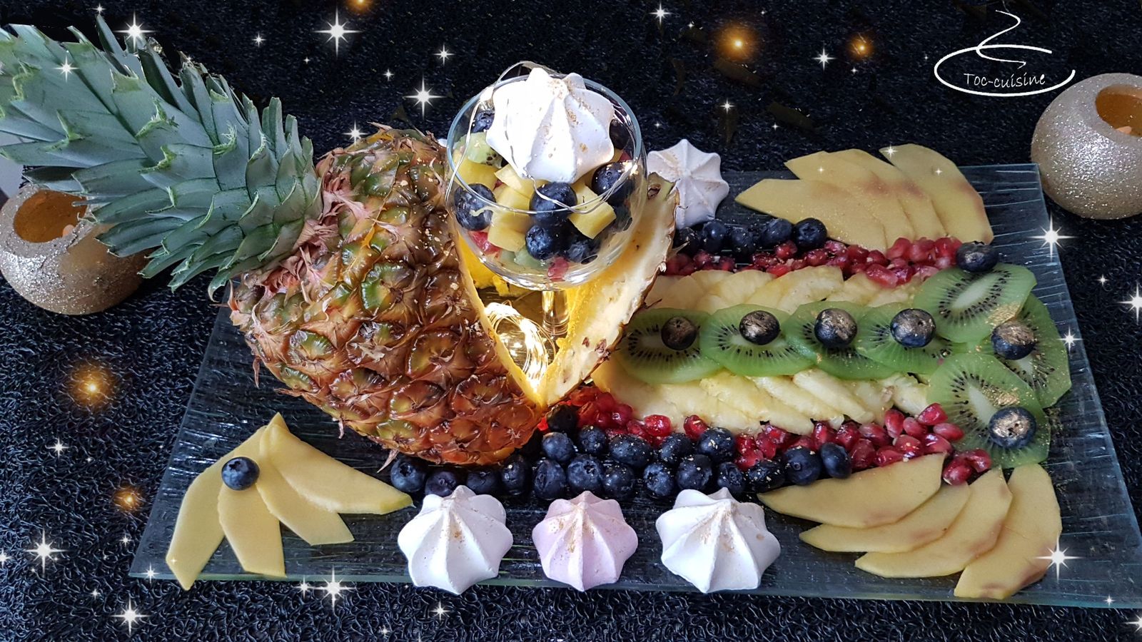 Découpe originale d'ananas pour plateau festif de fruits - toc