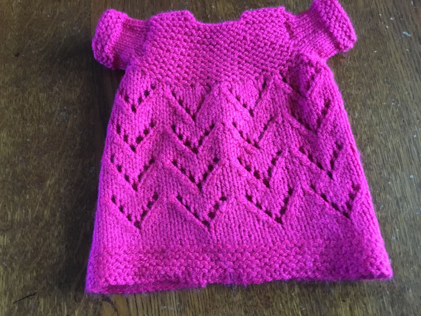 une petite robe tricotée pour poupée de 30 cm - dentelle-broderie-tricot-cuisine-jardinage  et questions environnementales de Jauneyris