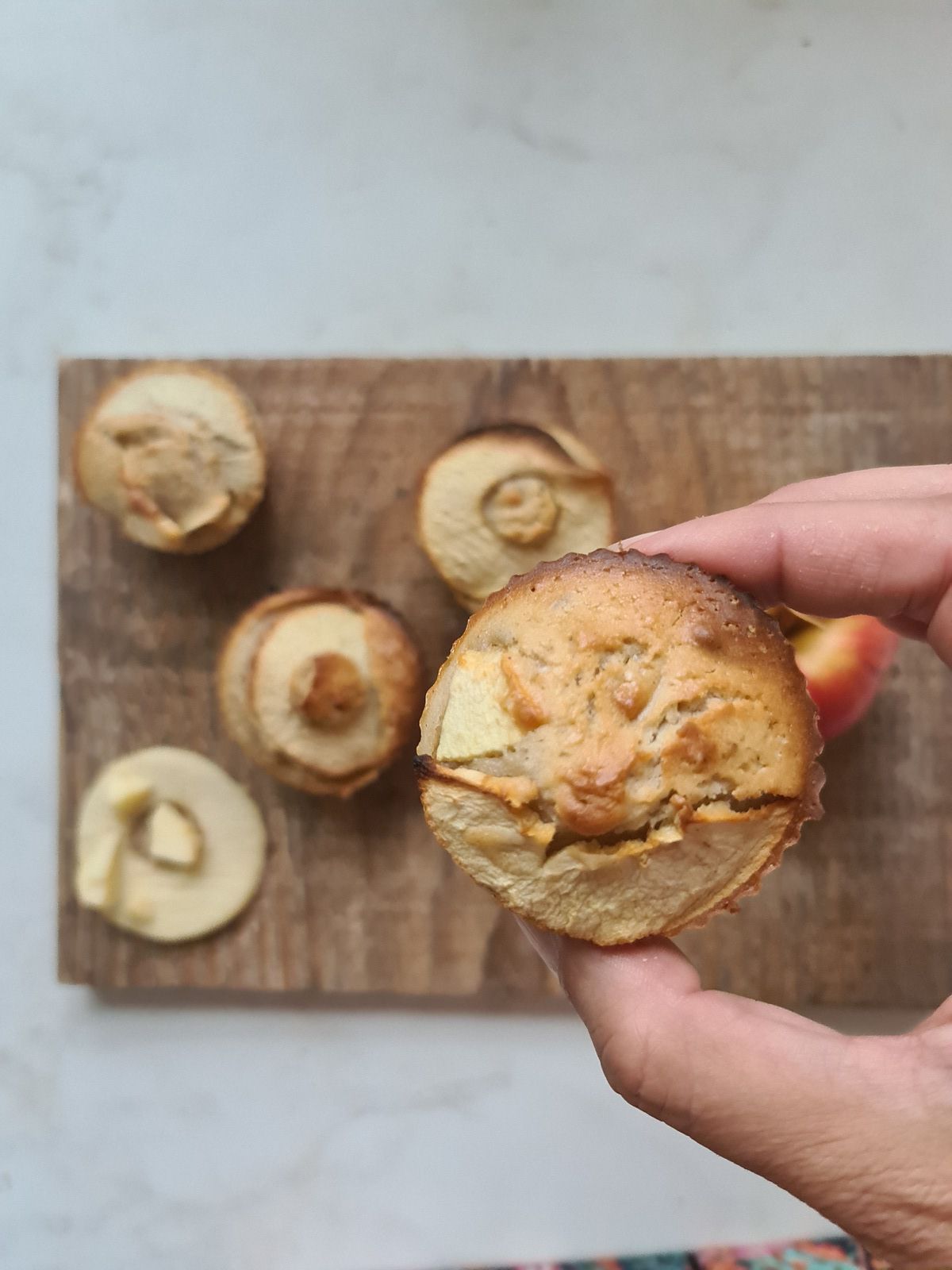 Muffins aux pommes et aux noix et joli livre - Virginie B