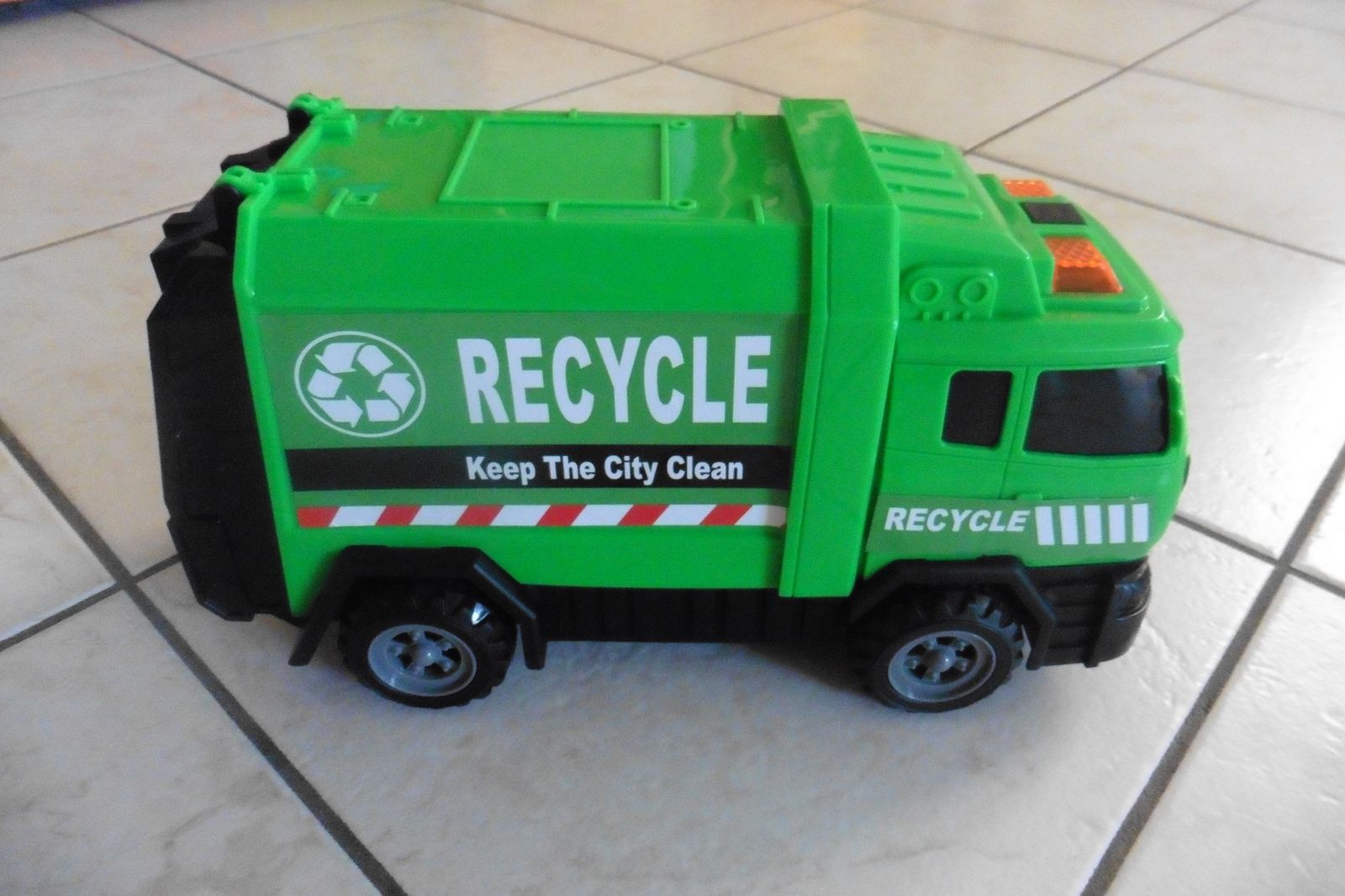 Le camion poubelle (jouet et coloriage) - Bienvenue dans ma salle de jeux