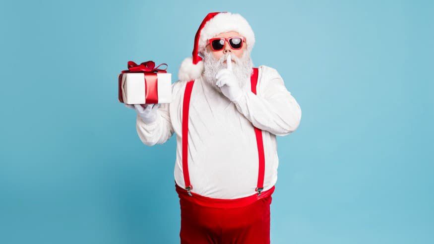 Noël Nouvel An Et Shopping Concept Joyeux Homme Noir Secret Santa Tenant  Des Cadeaux De Noël Et Sm