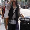 Jack Sparrow qui se siffle une bière