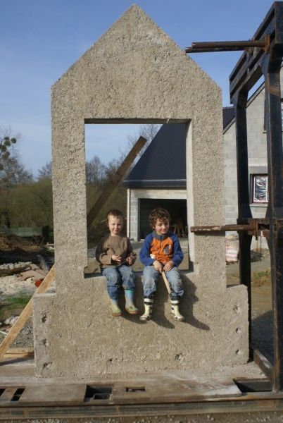 La structure de la maison , les murs en composite bois-ciment