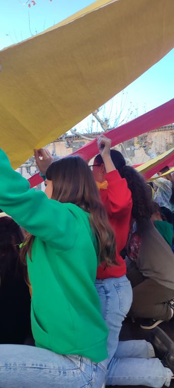 Els alumnes que aprenen català a Prada homenatgen Pompeu Fabra amb danses i cançons!