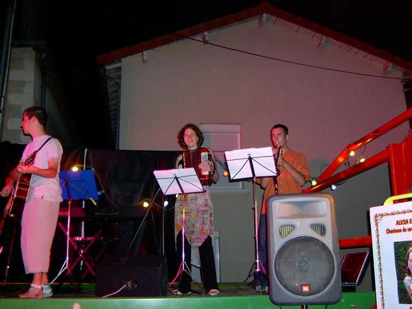 <p>Voici les photos de mes prestations lors des f&ecirc;tes de la musique en 2005 et 2006.</p>
<ul>
    <li><strong>2005</strong> &agrave; MONTAIGU (85) sur la place de l'&eacute;glise. </li>
    <li><strong>2006</strong>&nbsp; avec mes musiciens, &agrave; <strong>STE CHRISTINE (49)</strong> le 17/06 et sur le podium de la Mairie &agrave; <strong>MONTAIGU (85)</strong> le 21/06. </li>
</ul>