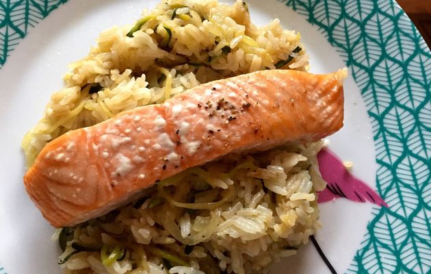 Saumon grillé et riz sauté à l'ail et à la sauce soja