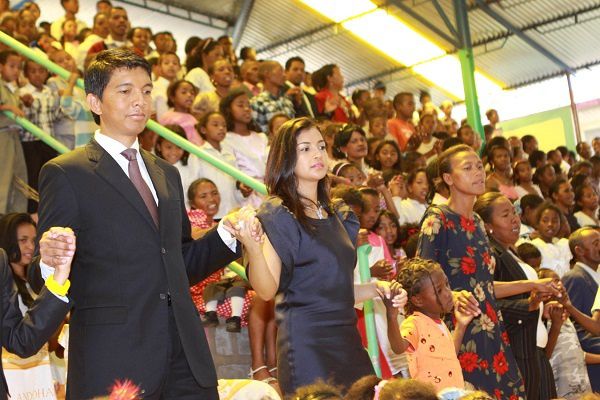 Le Président de la Transition, accompagné de son épouse et de leurs enfants, a assisté à la messe de Noël, à l’ECAR Saint Esprit Manantenasoa-Akamasoa.