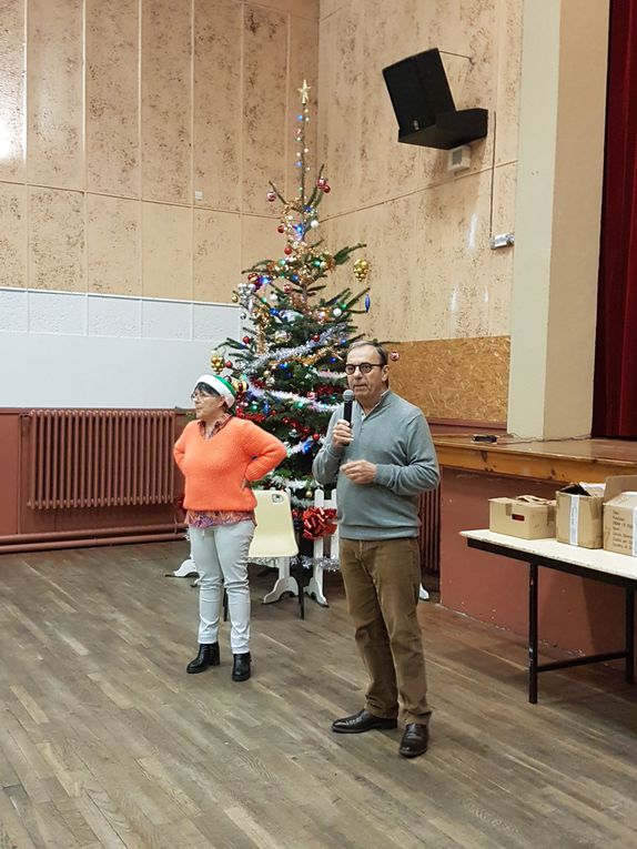 Mane - Distribution de cadeaux aux enfants de l'école