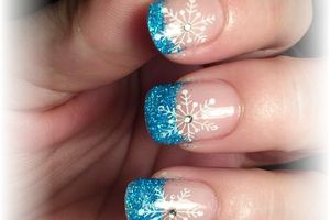 nail art french paillette bleues holo et stamping - kristal beauté