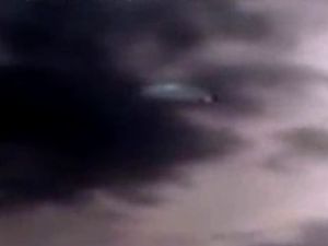 Des témoins ont filmé un mystérieux OVNI derrière les nuages à Caracas