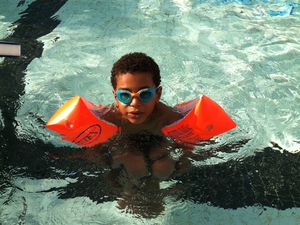 La moustiquaire, lucas et hugo à la piscine et la plage rien que pour nous !!!