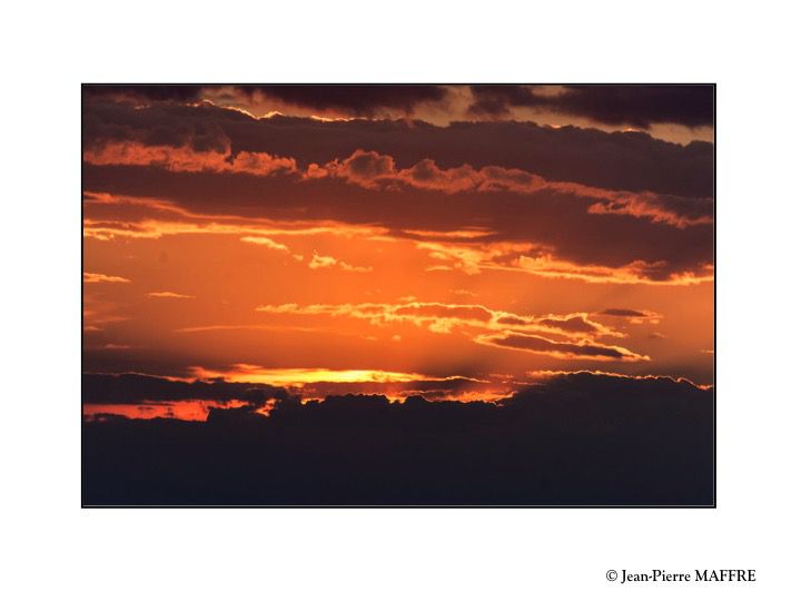 A l'aube ou au crépuscule et au cours de la journée, le ciel d'été présente des nuances variées.