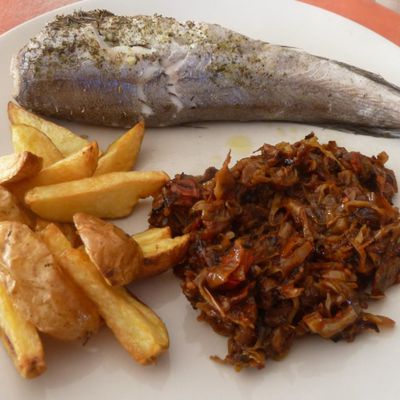 Petit merlu aux herbes garniture de chou à la tomate et frites légères