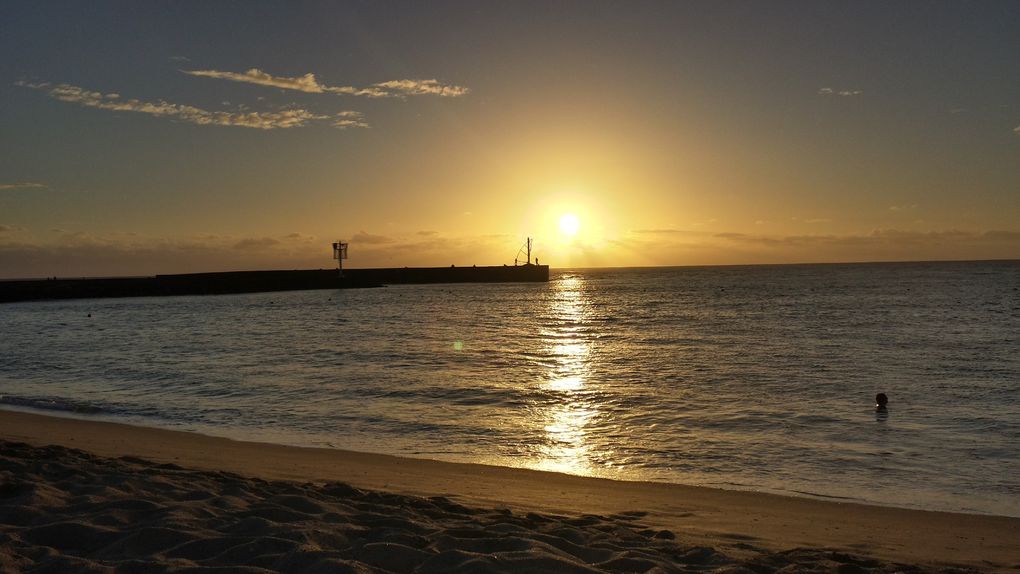 Pour conclure cette journée de Saint-Valentin et aussi pour fêter nos quatre ans avec mon Douddiiiiii Chéri<3, apéro et pique nique sur la plage des Roches Noires à Saint-Gilles, jolie couché de soleil et on a vraiment bien profité tous ensemble (je garde les photos dossiers lol) mais journée qui s'est finie juste parfaitement !