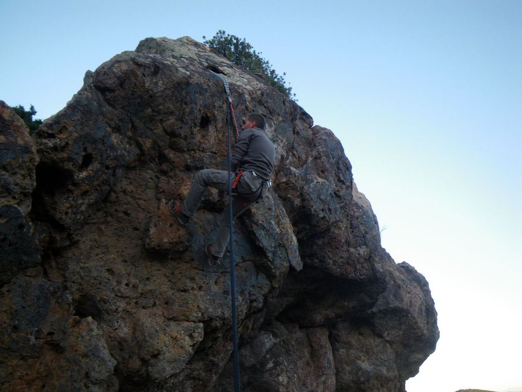 Bon, ça c'était avant que Franck et Vero prennent les choses en main ! Ascension de la Table du Diable, ouverture de la face Nord du rocher de l'Elephant avec descente en rappel le long de l'oreille gauche (visez l'matos...) !