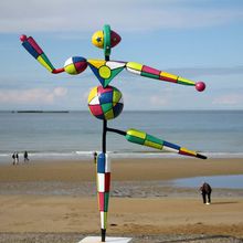 Homme qui danse sur la plage d'Aromanches-les-bains