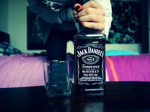 Bouteille de Jack Daniel's et verre Jack Daniel's. ©