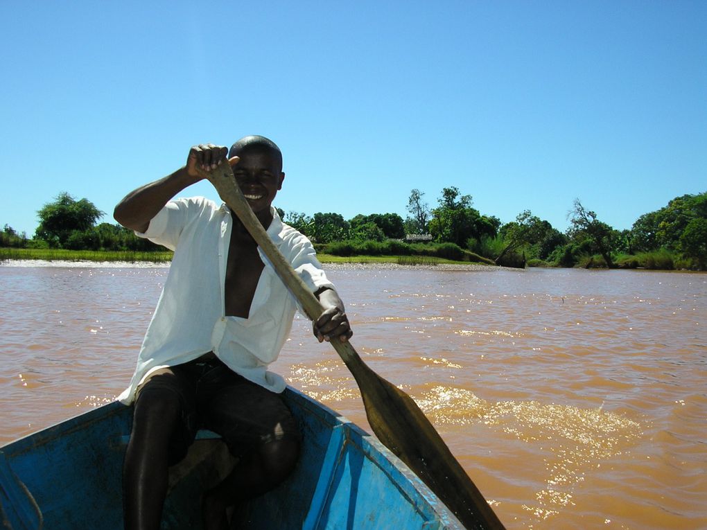 Petites escapades aux environs de Majunga : sortie en bateau jusqu'à Antsanitia (nord de Majunga), trip en pirogue entre Marovoay et Manarasanja (pour le boulot!) et balades à Maevatanana (entre Majunga et Tana).