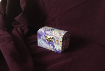 Petit coffret violet aux papillons