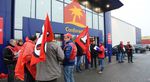 Protestation des syndicalistes FO contre l’ouverture dominicale devant Conforama à Leers