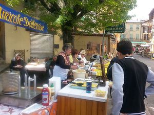 Le stand de l'Amicale Bollènoise et les bons petits plats préparés par nos bénévoles