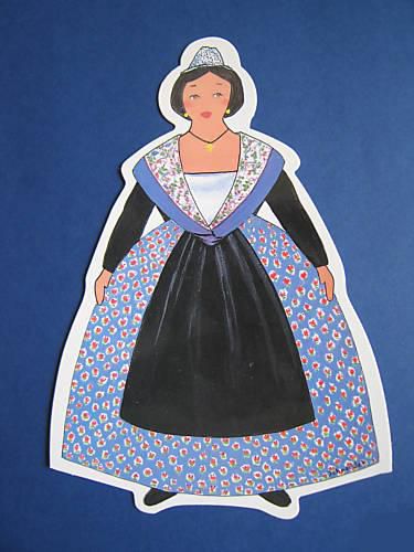 Des cartes postales et des gravures de costumes provençaux traditionnels. A regarder sans se lasser...