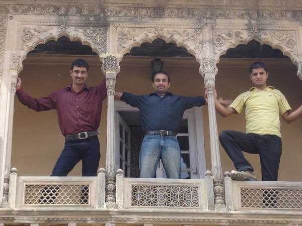 Toute l'équipe de Shanti Travel s'est retrouvée au fort de Kuchesar dans une ambiance de travail bon enfant, un voyage en Inde, un de plus et en Enfield de surcroît!