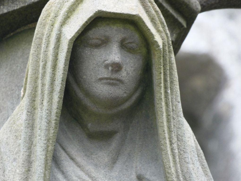 L'enclos paroissial de Locmelar à l'écart des grandes routes