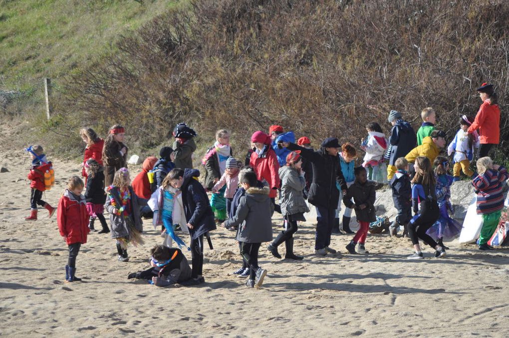 Cette année le temps ne nous a pas permis d'aller jusqu'au port de Lomener, cependant nous avons profité d'une éclaircie l'après-midi pour présenter notre petit spectacle dans la cour avant d'aller prendre le goûter à la plage.