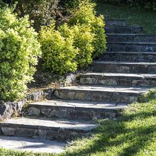 Misterbricolo ne sait pas quel escalier à faire soi-même choisir pour son jardin...