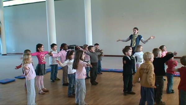 Tendres et amusants moments à partager en famille ou avec sa classe. Petits et grands participent activement aux comptines et jeux. Plaisir et rires GARANTIS !!!