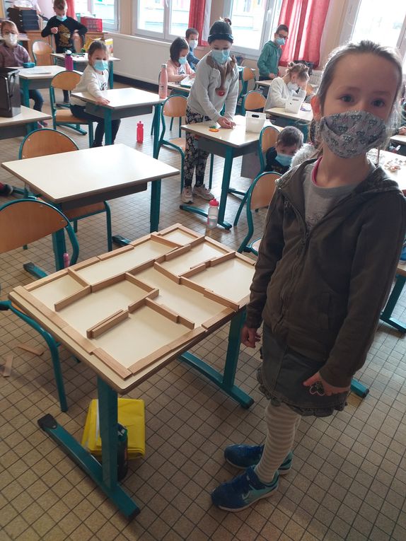 En arrivant à l'école, le matin ou l'après-midi, les enfants ont le choix d'une activité : puzzles, pâte à modeler, kapla, jeux de logique.... Leur imagination est débordante , à vous de voir.... 