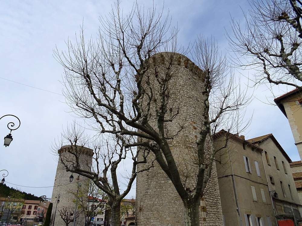 SISTERON "La porte de la Provence" coiffée de sa citadelle