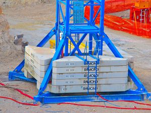 (2) Fixée à la base sur 4 massifs en béton, le montage de la grue girouette répond à une procédure de sécurité.