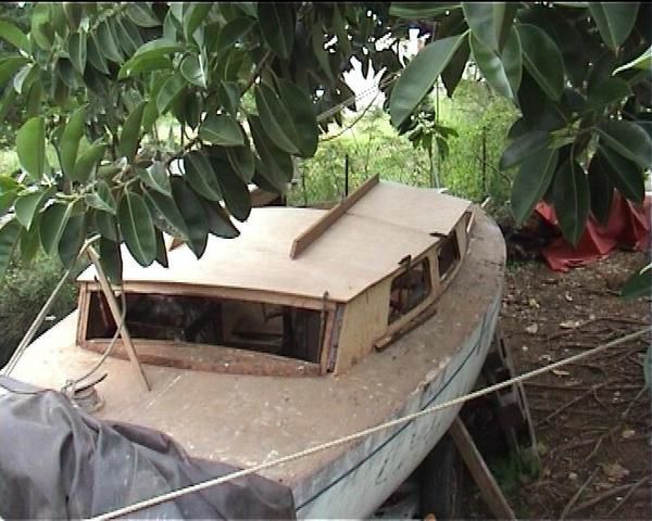 <p>Travaux de r&eacute;novation sur le bateau de Jacques</p>
<p>c'est un voilier habitable type Sansonnet 6,30</p>
<p>Il faut refaire completement le roof, la descente, les couchettes, les coffres-banquettes du cockpit, renforcer plusieurs zones du pont et de la coque, le pied de mat,&nbsp;&nbsp;puis tout traiter &agrave; la r&eacute;sine et peindre !</p>