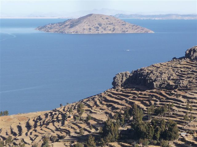 Dernier pays de notre TDM, le Pérou est surprenant. Arequipa et le canyon de Colca, les superbes paysages du lac Titicaca. Cuzco et l'invraisemblable Machu Picchu. Les mysterieuses lignes de Nazca et les iles Ballestras.  Lima et de bons moments ave