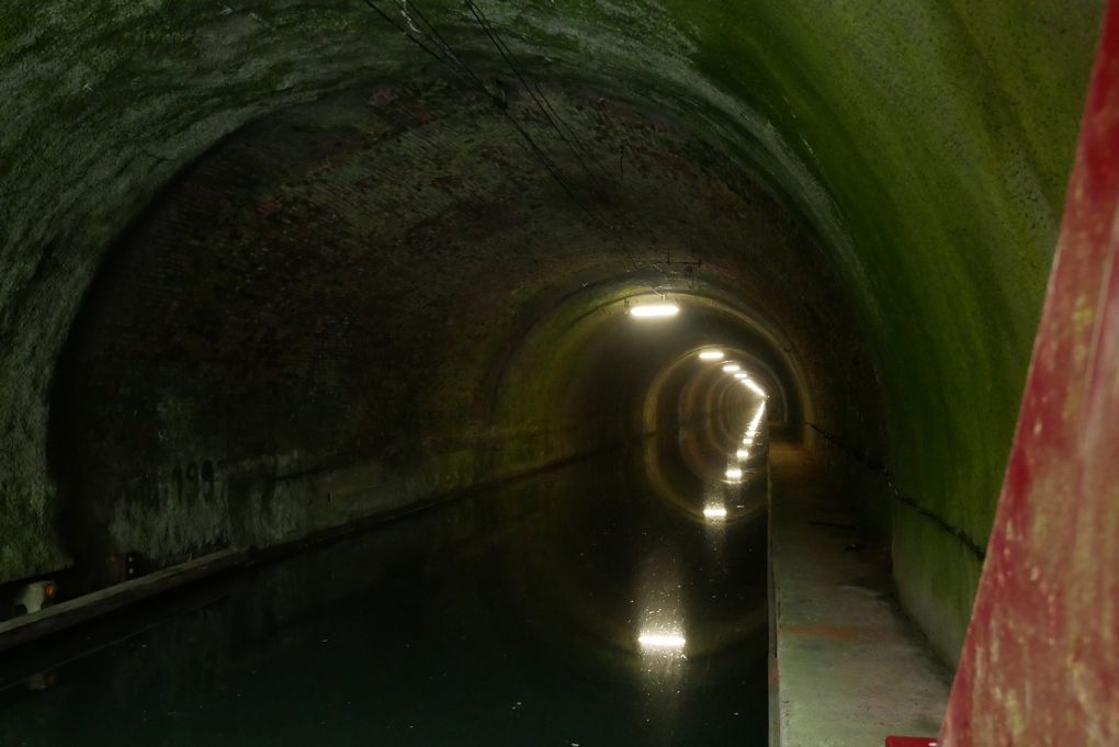souterrain de Riqueval (5 670 mètres) et son toueur .