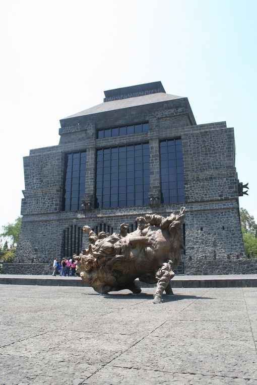 Musée Diego Rivera Anahuacalli et de la Maison Bleue "Casa Azul" de Frida Kahlo.
Peintre mexicain connu pour ses fresques murales principalement, Diego Rivera a laissé une oeuvre personnelle inachevée dans son musée Anahuacalli. En 1940, Frida et