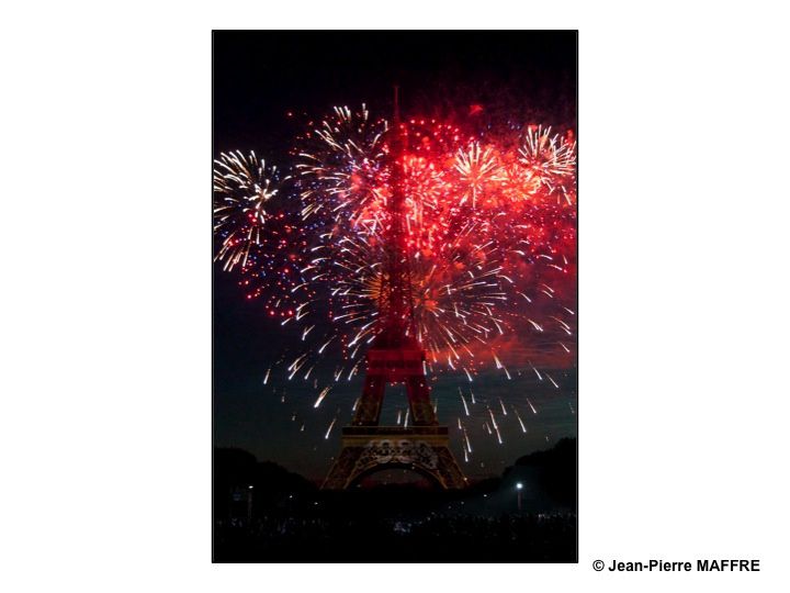 En 2009, la Tour Eiffel avait 120 ans. A l’occasion du feu d’artifice du 14 juillet, elle s’est transformée, dans un déchaînement de feu et de couleur, en bougie géante pour fêter son anniversaire et rendre un hommage à son créateur.