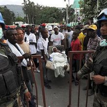 Choléra en Haïti : l'ONU est responsable, selon l’université de Yale La1ere.fr (avec AFP)Publié le 13/08/2013 | 15:54, mis à jour le 13/08/2013 | 16:11 Une étude de l’université américaine de Yale confirme la responsabilité de Casques bleus népalais dans l'épidémie de choléra en Haïti et estime que l'ONU a le devoir d'examiner les demandes d'indemnisation des victimes.  Casques bleus en Haïti © AFP/JUAN BARRETO © AFP/JUAN BARRETO Casques bleus en Haïti + grand + petit Imprimer Envoyer L'épidémie a fait plus de 8.000 morts depuis octobre 2010 et a infecté près de 650.000 personnes. Une enquête des Centres américains de prévention et de contrôle des maladies avait conclu en juin 2011 que la souche du choléra avait été introduite en Haïti par un contingent népalais de la mission de l'ONU dont les déjections avaient pollué une importante rivière au nord de Port-au-Prince.             "L'ONU a failli à ses obligations" Mais l'ONU a toujours refusé de reconnaître officiellement sa responsabilité, estimant impossible de déterminer formellement l'origine de la maladie et avançant l'immunité dont elle bénéficie.             A la suite d'une étude de plusieurs mois, publiée le 6 août, des étudiants et enseignants de Yale spécialisés en droit et en santé publique recommandent notamment à l'ONU de recevoir les plaintes des victimes et de prendre des mesures pour prévenir d'autres catastrophes de ce genre dans le monde.             "En introduisant le choléra en Haïti  et en refusant toute forme de recours aux victimes de l'épidémie, l'ONU a failli à ses obligations au regard des lois humanitaires internationales", affirment les auteurs de l'étude. "Le refus de l'ONU d'établir une commission d'indemnisation pour les victimes de l'épidémie constitue une violation de ses obligations contractuelles envers Haïti au regard des lois internationales".             Les victimes de l'épidémie réclament des milliards de dollars Les chercheurs de Yale reconnaissent qu'aux termes de la charte des Nations unies et de la Convention sur les privilèges et l'immunité des Nations unies de 1946, l'ONU "est exemptée de toute poursuite devant la plupart des juridictions nationales et internationales". Mais ils font valoir qu'en raison même de cette immunité, l'organisation devrait conclure avec les pays où sont stationnés ses Casques bleus des accords qui engagent sa responsabilité au cas où son personnel  causerait des dommages à la population locale.             Interrogé sur cette étude, le porte-parole de l'ONU Martin Nesirky a répondu que l'ONU n'avait pas changé de position sur ce dossier et a fait valoir une nouvelle fois les efforts de l'organisation pour lutter contre l'épidémie. "Tout en considérant que les plaintes ne sont pas recevables, l'ONU fera tout ce qui est en son pouvoir pour aider la population d'Haïti à surmonter l'épidémie de choléra", a-t-il déclaré. Il a rappelé que l'ONU et le gouvernement haïtien avaient lancé un appel de fonds de 100 millions de dollars, dont 40 millions spécifiquement consacrée à la lutte anti-choléra, mais a reconnu que seuls 8,7 millions avaient été rassemblés jusqu'ici.             Les victimes de l'épidémie de choléra se sont mobilisées pour réclamer plusieurs milliards de dollars d'indemnisations et ont averti qu'elles engageraient une action en justice à New York et en Europe si l'ONU s'obstine à refuser d'examiner leurs plaintes. L'Institut pour la justice et la démocratie en Haïti, une organisation basée aux Etats-Unis qui les représente, entend réclamer 100.000 dollars pour chaque mort, et 50.000 dollars pour chaque personne infectée par l'épidémie.  A lire ici (en anglais) L’étude de l’université de Yale : "Peacekeeping without Accountability; The United Nations’ responsibility for the Haitian cholera epidemic" Partagez : 