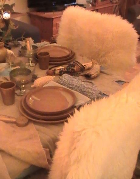 La table dans la bergerie en diaporama.
