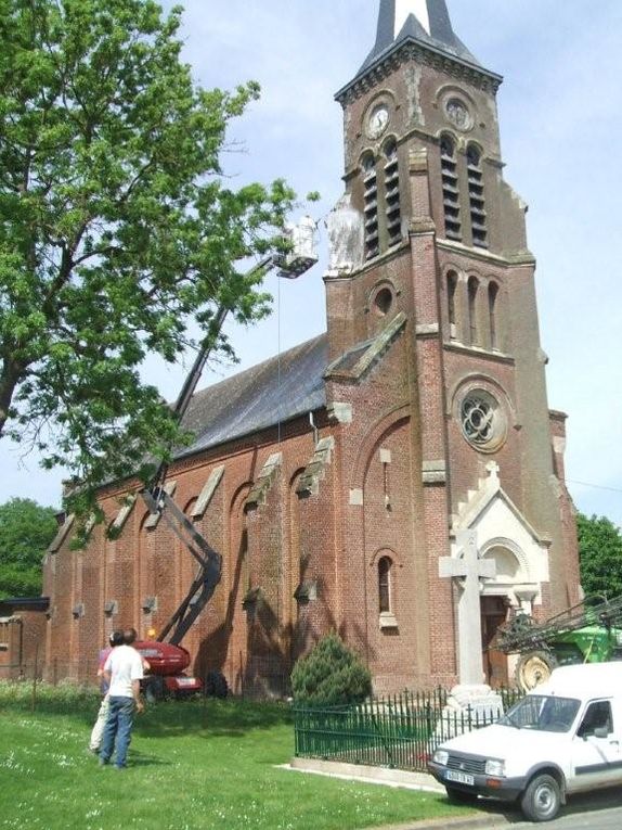 Rénovation de l'Eglise de Guillemont de 2004 à 2008.
Les travaux ont été en partie entrepris avec la participation des habitants du village.
6 décembre 2007 : L'Abbé Nicolas a aidé les enfants à créer les phrases qui ont été peintes dans l