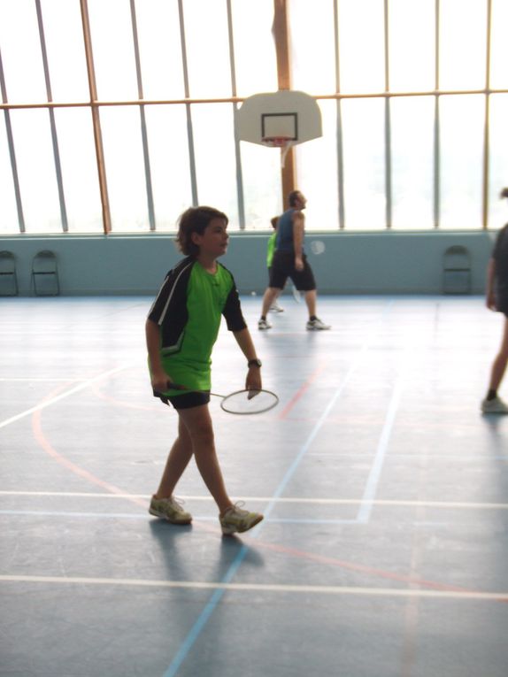 Prenez des jeunes, des loisirs, des compétiteurs.. bref, des badistes ! Mélangez le tout dans un gymnase, ajouter de la bonne humeur :) le tour est joué pour concocter un bon tournoi interne :)