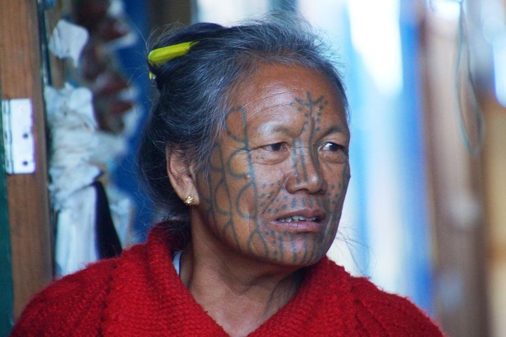 Les femmes de l'état Chin se sont tatoué le visage pour s'enlaidir afin d'échapper aux gardes du roi qui les enlevaient pour les amener à la cour.  De nos jours, il reste encore quelques personnes âgées tatouées.