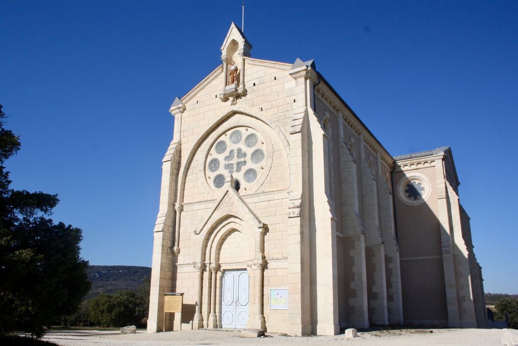 Face au village, se dressent le sanctuaire Saint Joseph et la chapelle du même nom, qui abrite un village provençal miniature et l'hiver, une crèche.