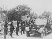 Hitler remonte vers le pont de Bouchain et quitte la ville sinistrée le 2 juin 1940 - Photos : Heinrich Hoffmann.