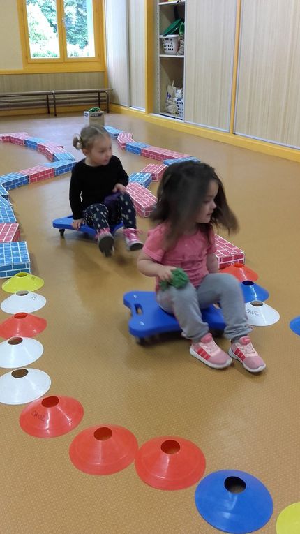 On transporte des foulards d'un point  à un autre, en respectant les règles de circulation, sans se foncer dedans, sans oublier le foulard, ni le laisser trainer dans les roulettes...