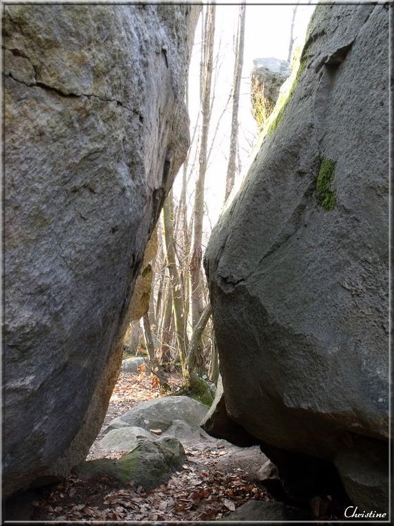 Situé près de St Vallier , à St barthélémy de Vals dans la Drôme, c'est un site classé  et une curiosité géologique naturelle . Les roches qui dansent est un haut lieu magique.