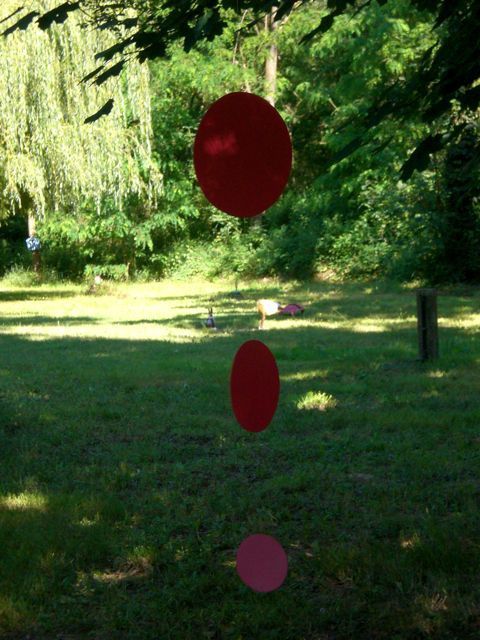 Journée Land-Art à Charmes sur l'Herbasse, réalisations des enfants de l'atelier 2D/3D sculpture/peinture, Jean-Marc GIBILARO Ganaëlle FLAMENT, Juin 2008.