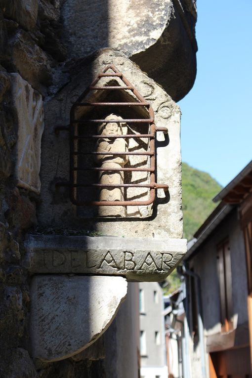 On y achètera aussi du pain local et des saucissons